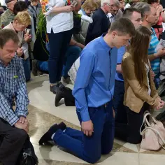 Czy żołnierz klęka w kościele? Zaskakujące zasady i zwyczaje