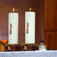 Ile świec na ołtarzu? Odkryj znaczenie i różne tradycje