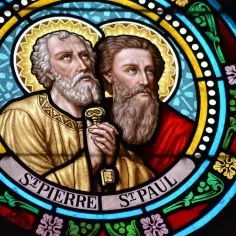 Witraż przedstawiający świętych apostołów Piotra i Pawła, symbolizujący uroczystość ich świętych. Piotr trzyma klucz.