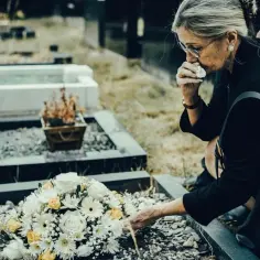 Jak zachować się na pogrzebie, by uniknąć faux pas i okazać szacunek
