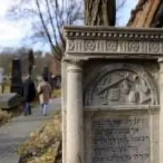 Ile jest cmentarzy w Warszawie? Odkryj ich znaczenie i historię