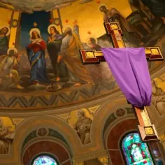 Kiedy zasłaniamy krzyże w kościele i co to oznacza dla wiernych