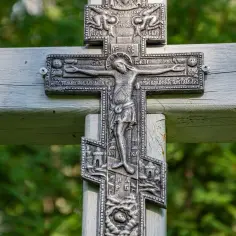 Czy katolik może nosić krzyż prawosławny? Wyjaśniamy różnice i znaczenie symboli