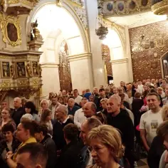 Czego nie wolno robić w kościele? Unikaj tych 10 błędów