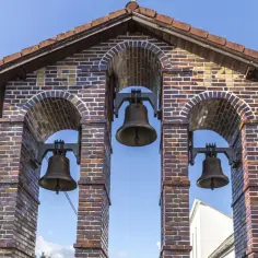 Dlaczego biją dzwony w kościele? Znaczenie, historia i symbolika dzwonienia