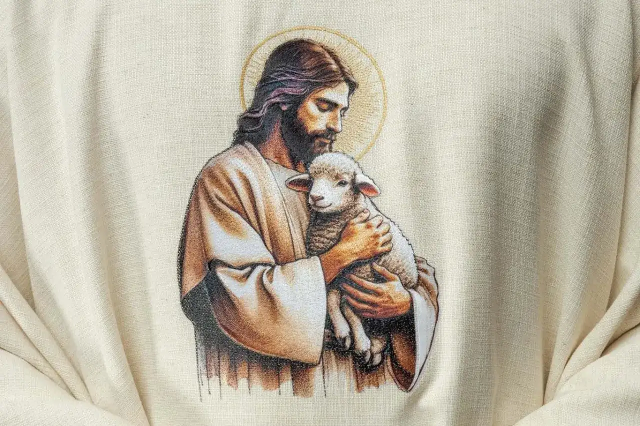 Jezus czule tuli jagnię. Obraz ten może być inspiracją do modlitwy za osoby konsekrowane, które naśladują Go w swoim życiu.