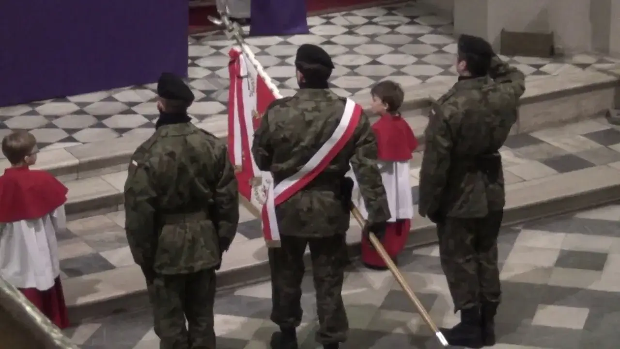 Zdjęcie Kiedy opuszczać sztandar w kościele? Poznaj ważne zasady i rytuały