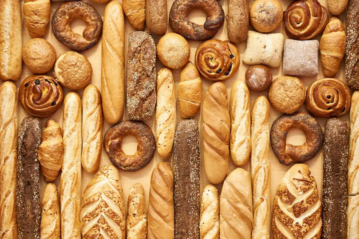 Różnorodne pieczywo, od bagietek po bułki i chałki, tworzy bogactwo naszego codziennego chleba.