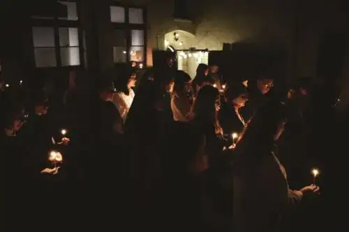 Zdjęcie Czuwanie w kościele - co to jest i jak wpływa na duchowość