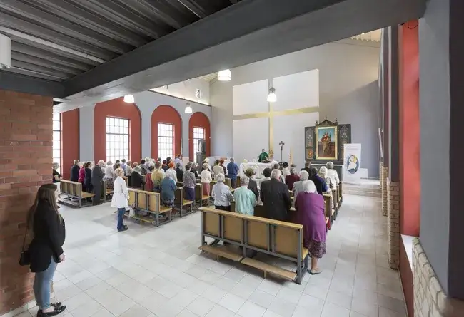 Zdjęcie Czy niechodzenie do kościoła to grzech? Odkryj, co mówi Kościół