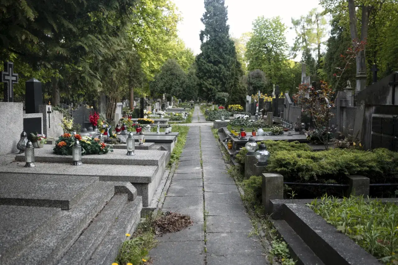 Zdjęcie Ile kosztuje pokładne na cmentarzu? Ceny w różnych miastach Polski
