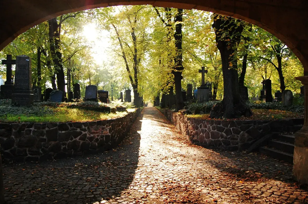Zdjęcie Kto zarządza cmentarzem parafialnym i jakie są jego obowiązki?