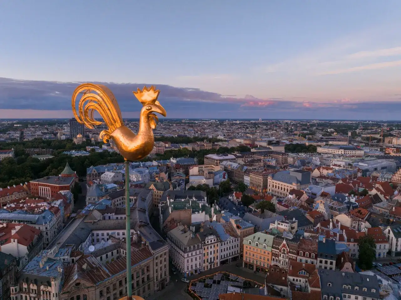 Zdjęcie Kościół z kogutem jaka wiara? Odkryj jego symbolikę i znaczenie