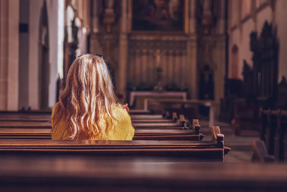Zdjęcie Opuszczenie niedzielnej mszy świętej – czy to grzech i jakie są konsekwencje?