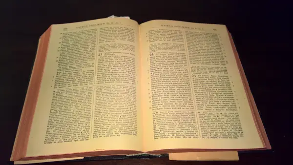 Czy Stary Testament obowiązuje katolików? Wyjaśnienie roli i znaczenia w wierze
