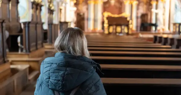 Czym jest modlitwa? Poznaj jej cele, formy i moc.