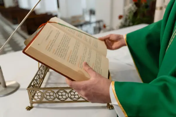 Czy msza we wszystkich świętych jest obowiązkowa? Poznaj prawdę o tym dniu