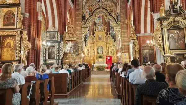 Czym różni się sanktuarium od kościoła? Kluczowe różnice i znaczenie